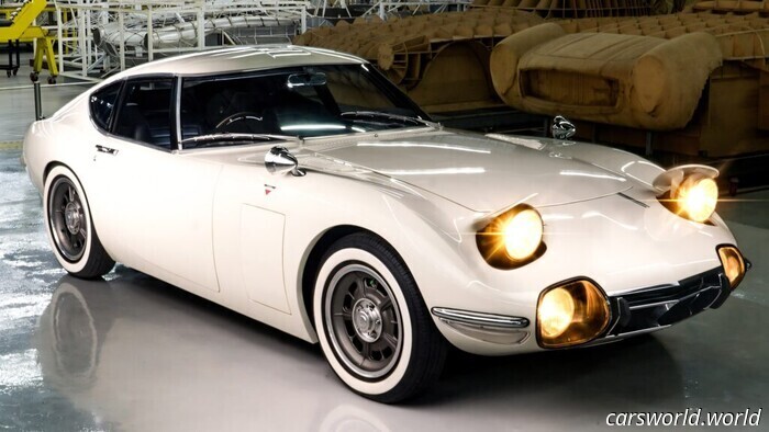 Non indovineresti mai che queste classiche Toyota e Aston siano realizzate al 100% a mano da zero | Carscoops